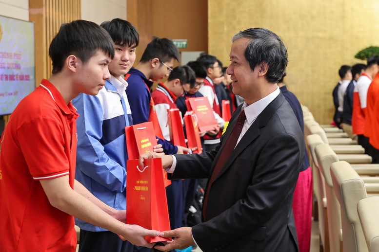 Bộ trưởng Bộ Gi&aacute;o dục v&agrave; Đ&agrave;o tạo Nguyễn Kim Sơn tặng qu&agrave; c&aacute;c em học sinh đoạt giải tại c&aacute;c kỳ thi quốc tế năm 2025 - Ảnh: VGP/Nhật Bắc