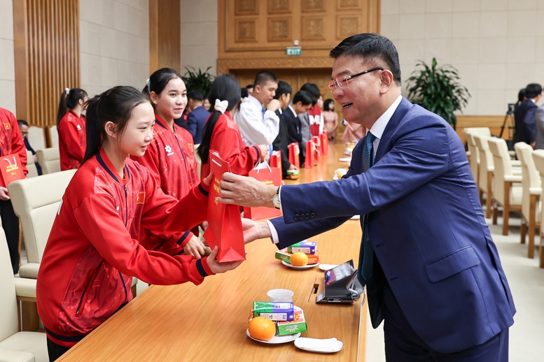 Ph&oacute; Thủ tướng Ch&iacute;nh phủ L&ecirc; Th&agrave;nh Long tặng qu&agrave; c&aacute;c em học sinh đoạt giải tại c&aacute;c kỳ thi quốc tế năm 2025 - Ảnh: VGP/Nhật Bắc