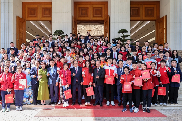 Thủ tướng Phạm Minh Ch&iacute;nh v&agrave; c&aacute;c em học sinh đoạt giải tại c&aacute;c kỳ thi quốc tế năm 2025 - Ảnh: VGP/Nhật Bắc