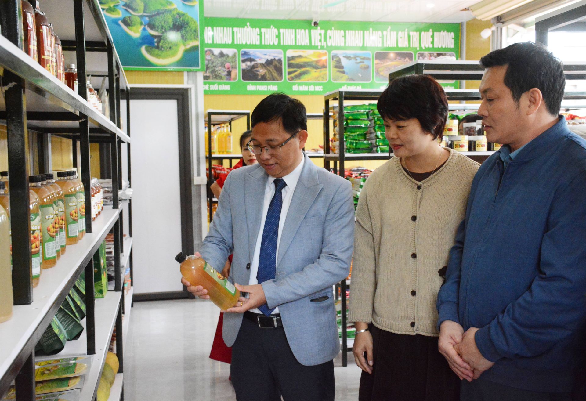 Đại biểu thăm quan gian h&agrave;ng trưng b&agrave;y c&aacute;c sản phẩm OCOP