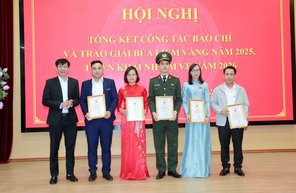 Đồng ch&iacute; Phạm Văn B&aacute;u, Chủ tịch Hội Nh&agrave; b&aacute;o tỉnh, Gi&aacute;m đốc B&aacute;o v&agrave; Ph&aacute;t thanh, truyền h&igrave;nh Thanh H&oacute;a trao giải B cho c&aacute;c t&aacute;c giả, nh&oacute;m t&aacute;c giả đoạt giải.