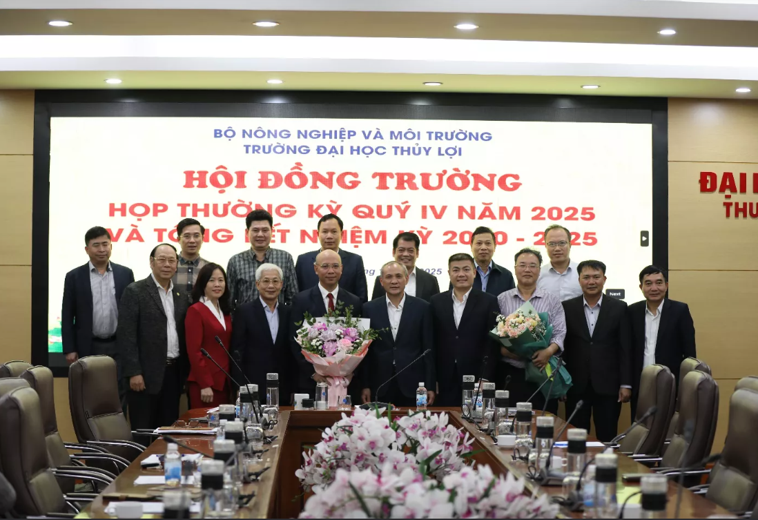Nh&agrave; trường ch&uacute;c mừng Hội đồng trường nhiệm kỳ 2020-2025 đ&atilde; ho&agrave;n th&agrave;nh xuất sắc nhiệm vụ