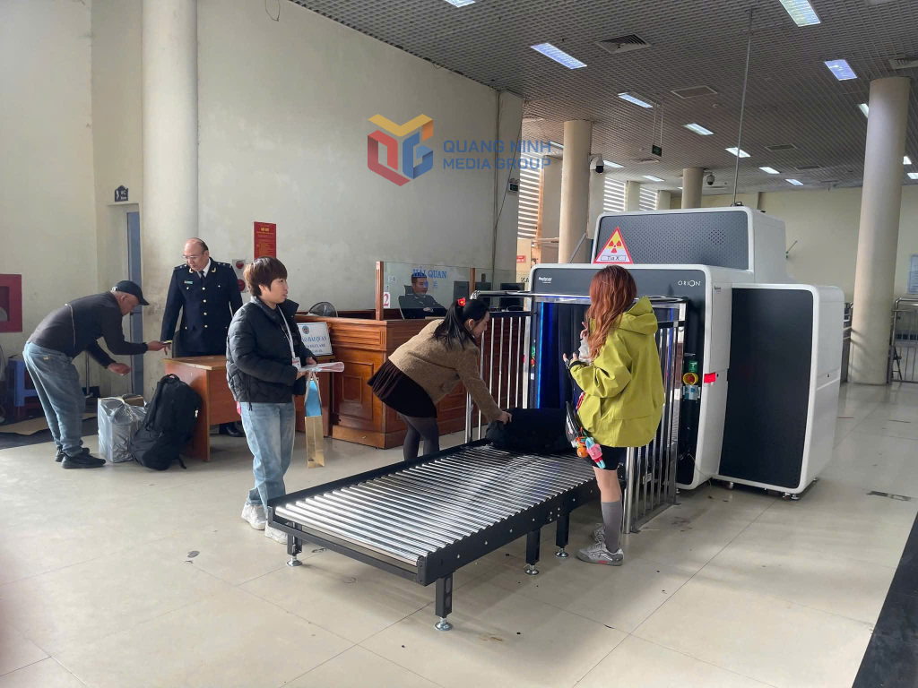 Hải quan Cửa khẩu Quốc tế Móng Cái hoàn thành lắp đặt 2 máy soi hành lý mới