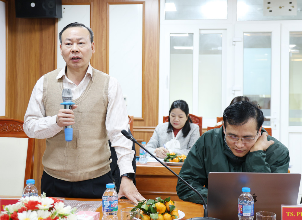 Đại diện c&aacute;c nh&agrave; nghi&ecirc;n cứu ph&aacute;t biểu.