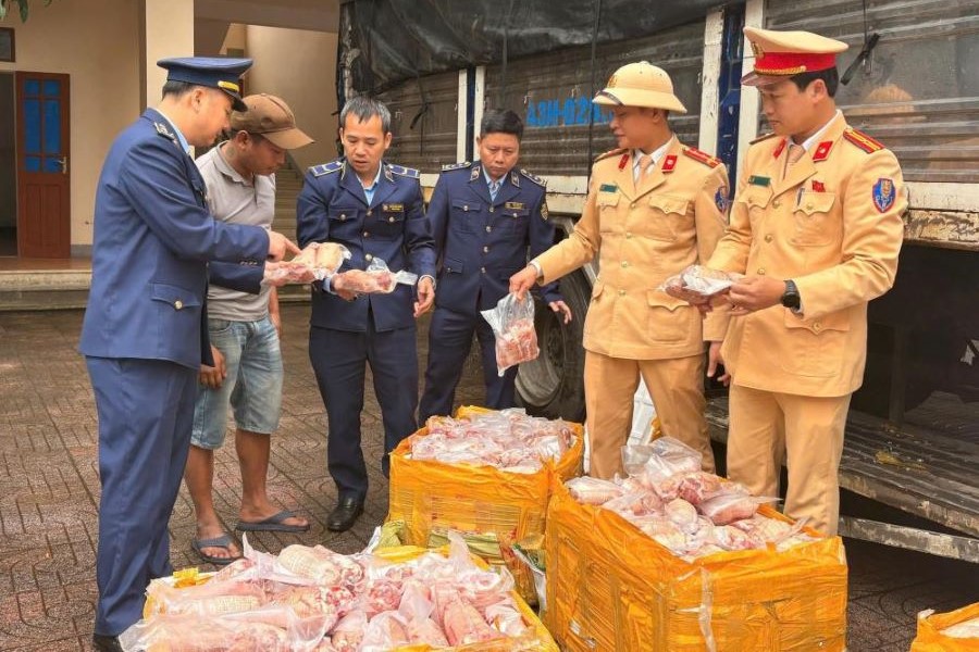 Phối hợp với lực lượng Quản l&yacute; thị trường để kiểm tra v&agrave; xử l&yacute;