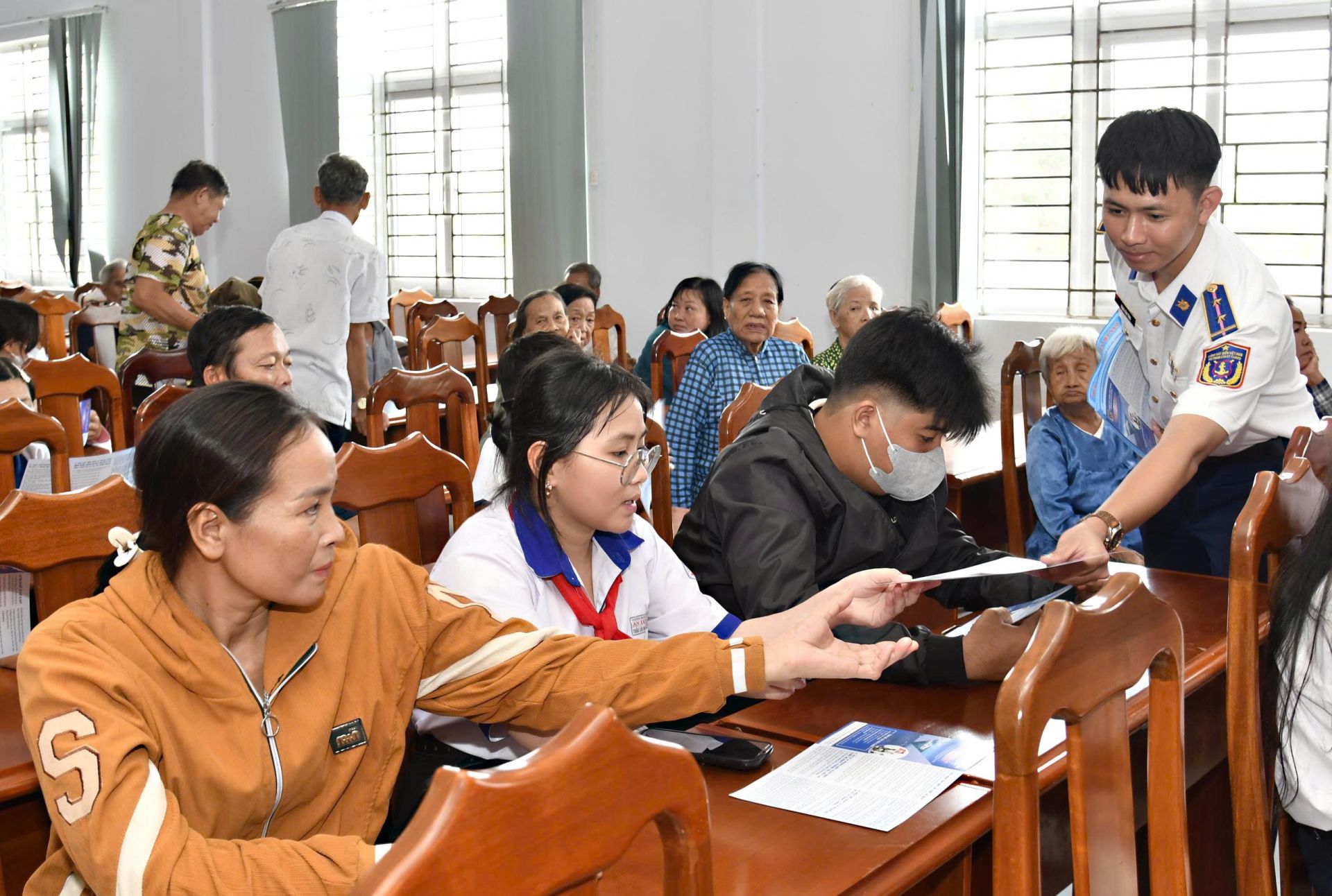 Ph&aacute;t tờ rơi tuy&ecirc;n truyền ph&aacute;p luật tại hội trường