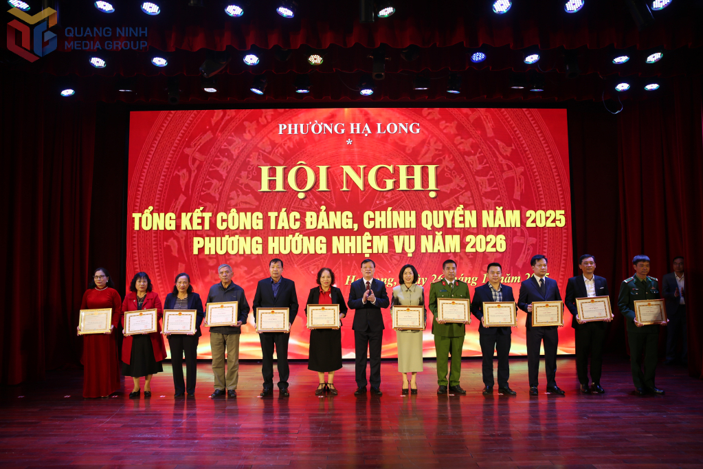 Khen thưởng c&aacute;c tập thể, c&aacute; nh&acirc;n c&oacute; th&agrave;nh t&iacute;ch xuất sắc trong c&ocirc;ng t&aacute;c v&agrave; phong tr&agrave;o thi đua năm 2025