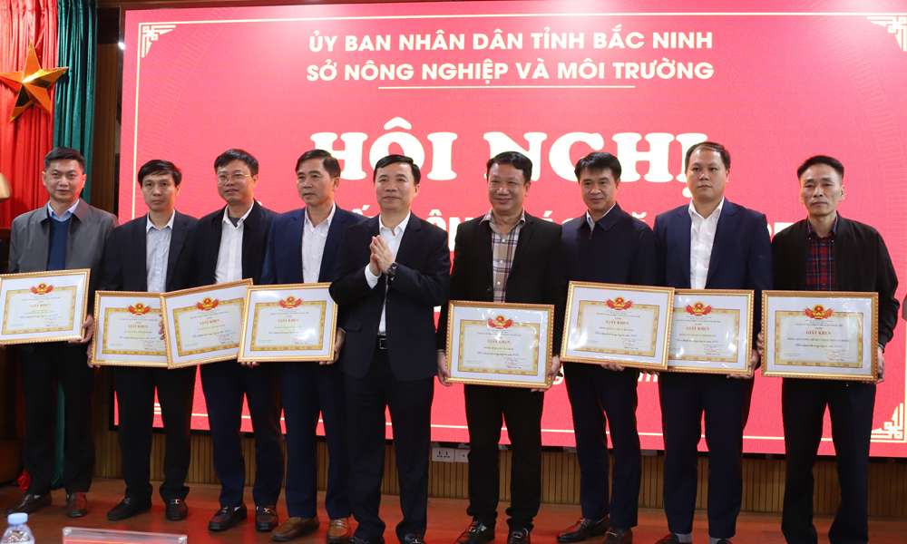 Gi&aacute;m đốc Sở N&ocirc;ng nghiệp v&agrave; M&ocirc;i trường Dương Thanh T&ugrave;ng tặng Giấy khen cho c&aacute;c c&aacute; nh&acirc;n c&oacute; th&agrave;nh t&iacute;ch trong c&ocirc;ng t&aacute;c.