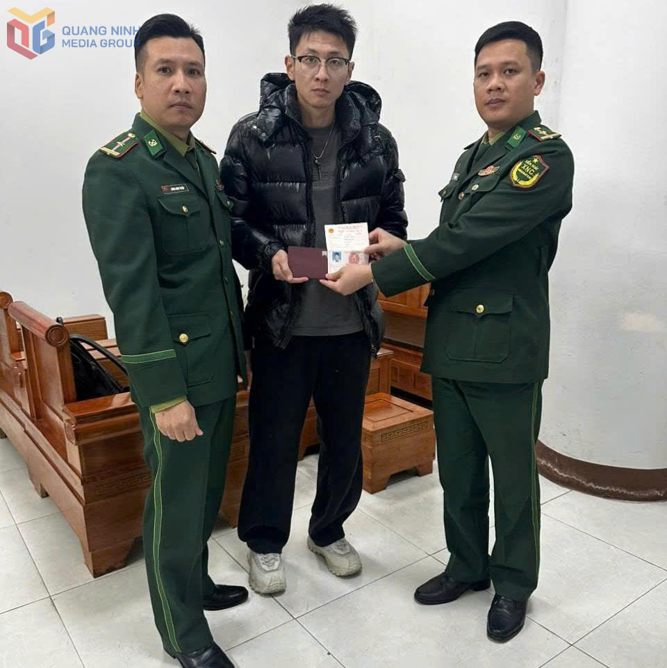 Hỗ trợ trao trả hộ chiếu và visa cho du khách Trung Quốc tại Cửa khẩu quốc tế Móng Cái