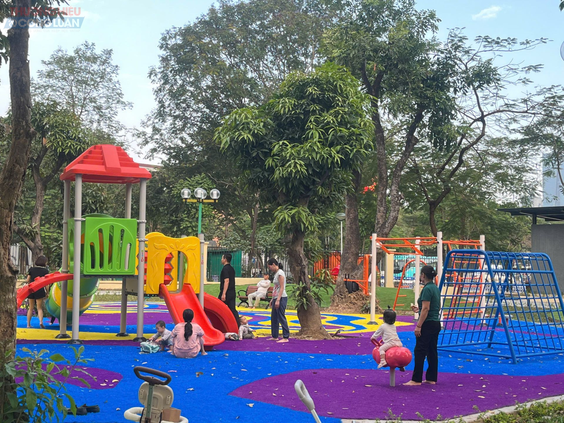 Đ&aacute;ng ch&uacute; &yacute;, khu vui chơi trẻ em được đầu tư mới với c&aacute;c thiết bị hiện đại, sử dụng vật liệu an to&agrave;n, đ&aacute;p ứng nhu cầu vui chơi của c&aacute;c gia đ&igrave;nh c&oacute; con nhỏ.