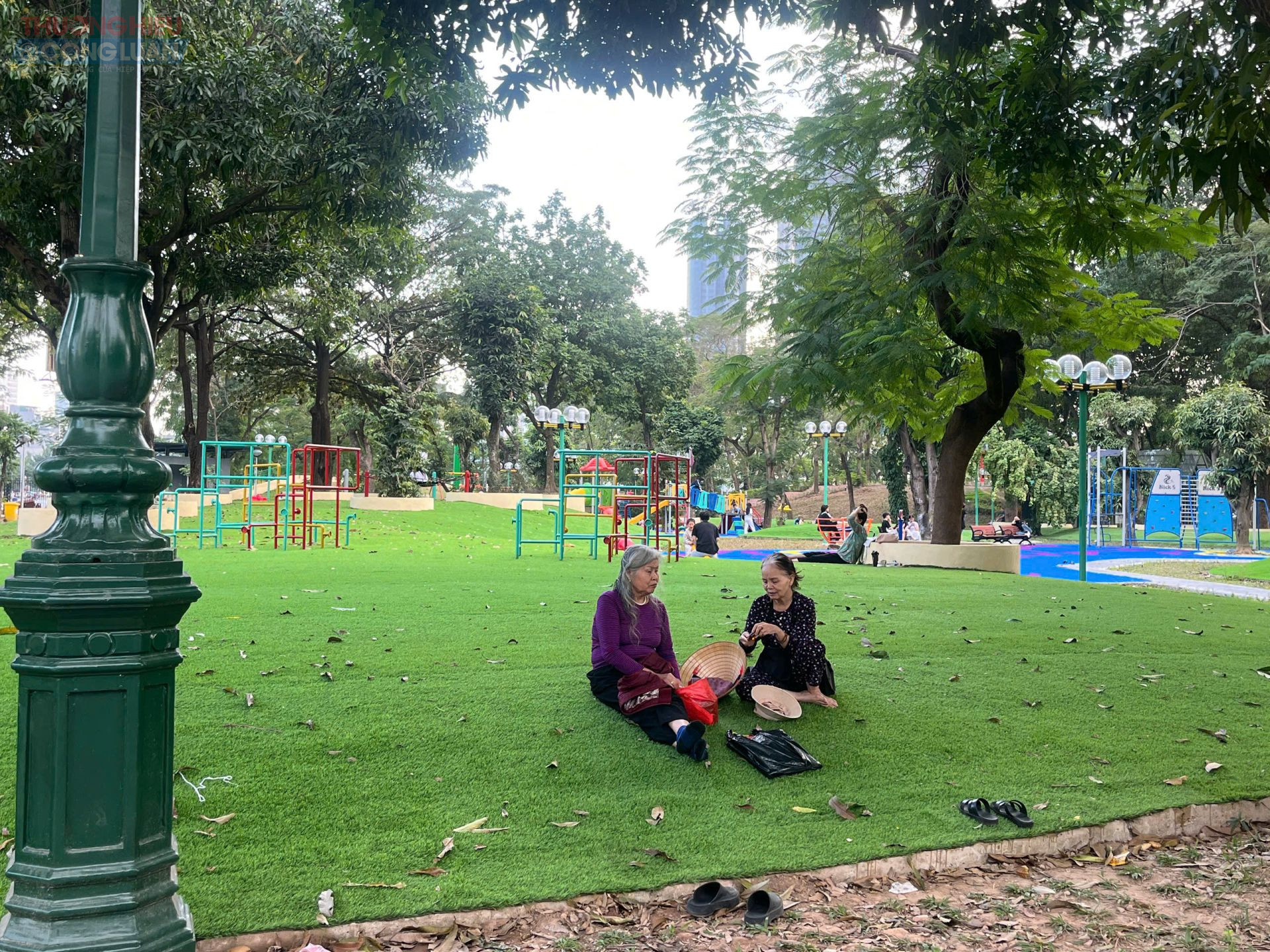 H&igrave;nh ảnh c&aacute;c b&agrave; ngồi tr&ograve; chuyện b&ecirc;n những h&agrave;ng c&acirc;y rợp b&oacute;ng trong c&ocirc;ng vi&ecirc;n, vừa thư gi&atilde;n vừa chia sẻ những c&acirc;u chuyện đời thường, tạo n&ecirc;n khung cảnh b&igrave;nh y&ecirc;n, gần gũi v&agrave; đậm chất sinh hoạt cộng đồng.