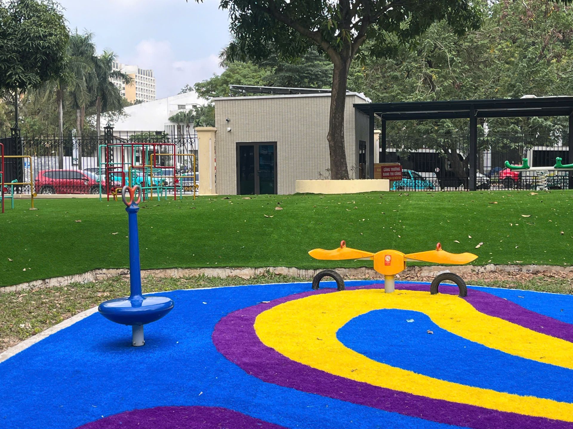 Điểm nhấn nổi bật v&agrave; được đ&aacute;nh gi&aacute; cao của khu vực n&agrave;y l&agrave; to&agrave;n bộ mặt s&agrave;n được phủ thảm cao su giảm chấn, g&oacute;p phần bảo đảm an to&agrave;n tối đa cho trẻ nhỏ khi vui chơi, đồng thời tạo sự đồng bộ, n&acirc;ng cao t&iacute;nh thẩm mỹ cho kh&ocirc;ng gian chung.