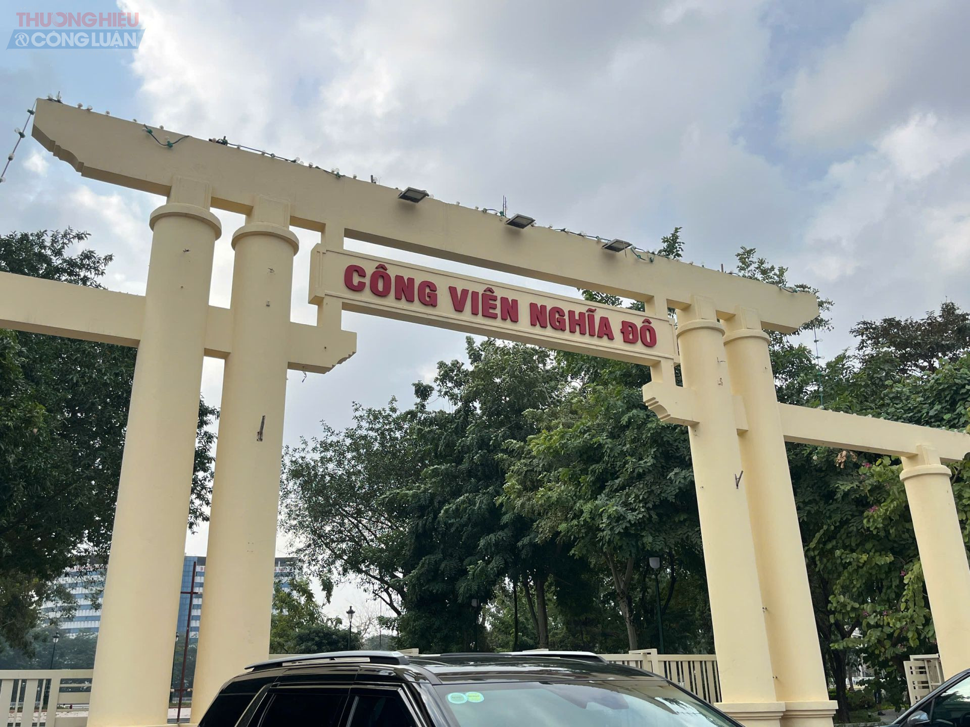 Nằm giữa hai tuyến phố Nguyễn Văn Huy&ecirc;n v&agrave; T&ocirc; Hiệu, C&ocirc;ng vi&ecirc;n Nghĩa Đ&ocirc; c&oacute; diện t&iacute;ch hơn 42.000 m&sup2;, từ l&acirc;u được xem l&agrave; &ldquo;l&aacute; phổi xanh&rdquo; của khu d&acirc;n cư đ&ocirc;ng đ&uacute;c. Tuy nhi&ecirc;n, sau nhiều năm khai th&aacute;c, nhiều hạng mục của c&ocirc;ng vi&ecirc;n đ&atilde; xuống cấp, kh&ocirc;ng c&ograve;n đ&aacute;p ứng nhu cầu vui chơi, tập luyện ng&agrave;y c&agrave;ng cao của người d&acirc;n.