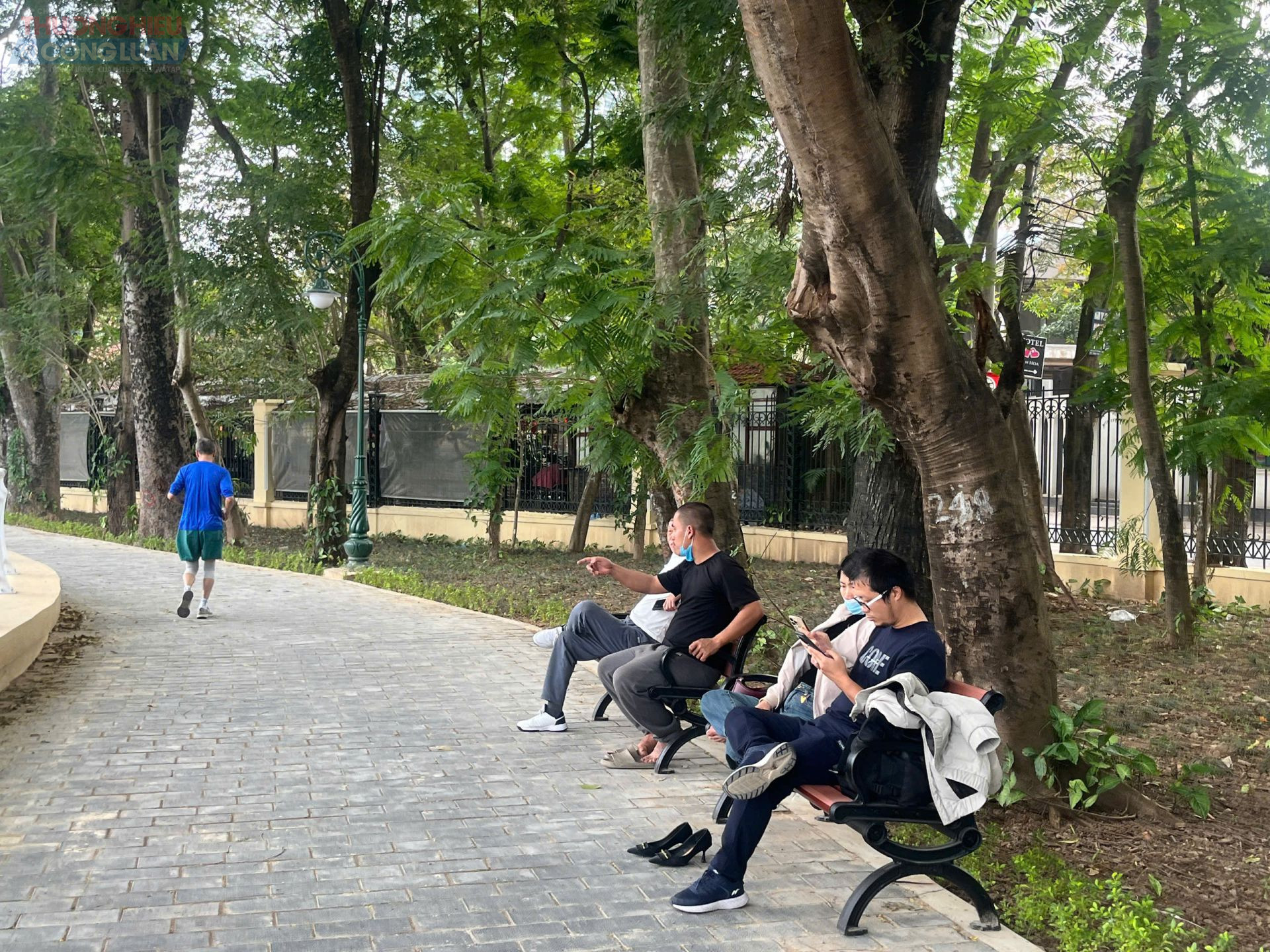 Hệ thống ghế nghỉ, đường dạo bộ trong c&ocirc;ng vi&ecirc;n đ&atilde; ho&agrave;n thiện, sẵn s&agrave;ng phục vụ người d&acirc;n khi c&ocirc;ng vi&ecirc;n mở cửa trở lại.