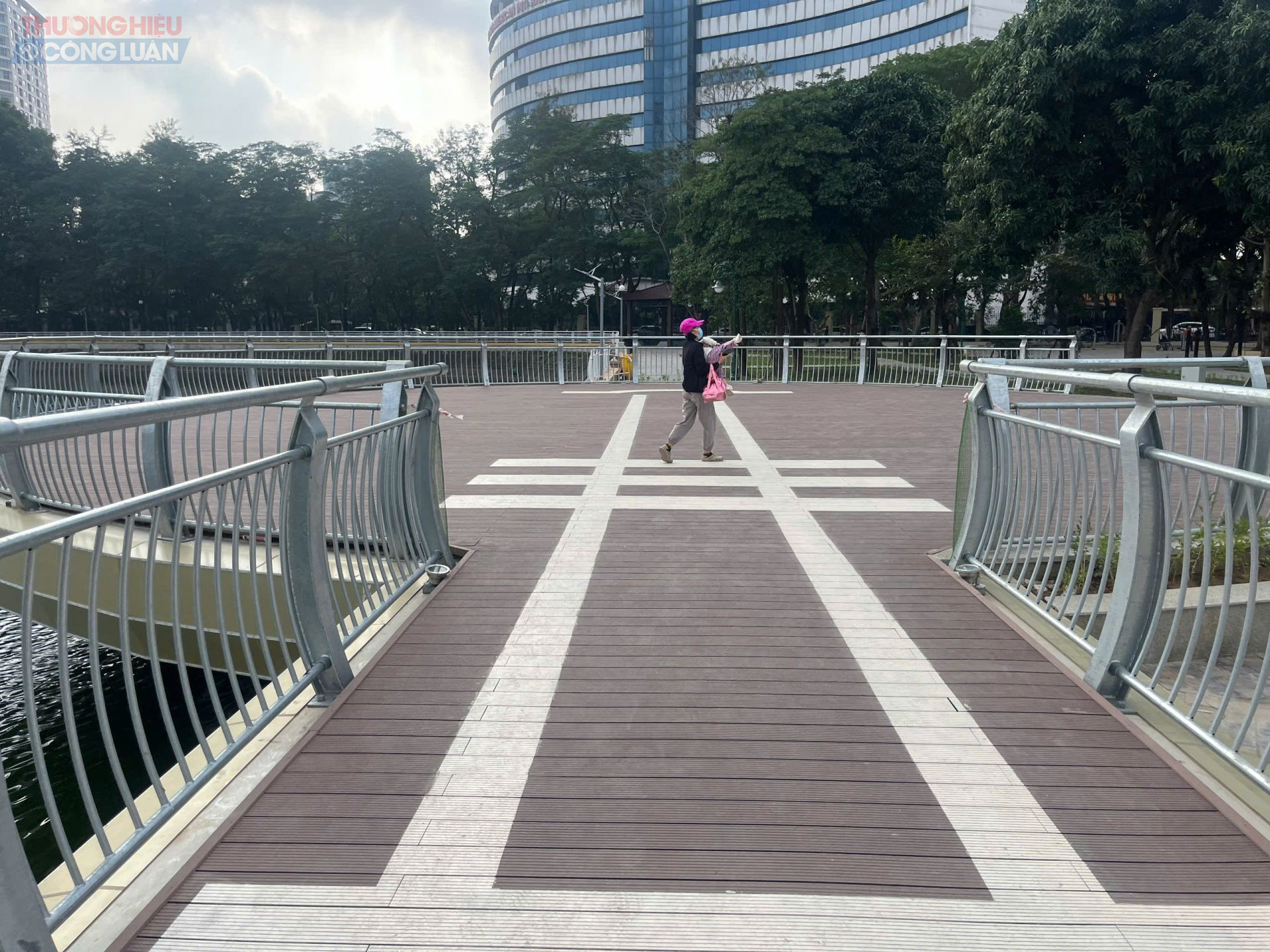 C&aacute;c nh&aacute;nh cầu v&agrave; quảng trường tr&ecirc;n mặt hồ tạo h&igrave;nh h&agrave;i h&ograve;a, g&oacute;p phần định h&igrave;nh diện mạo hiện đại cho kh&ocirc;ng gian c&ocirc;ng vi&ecirc;n.