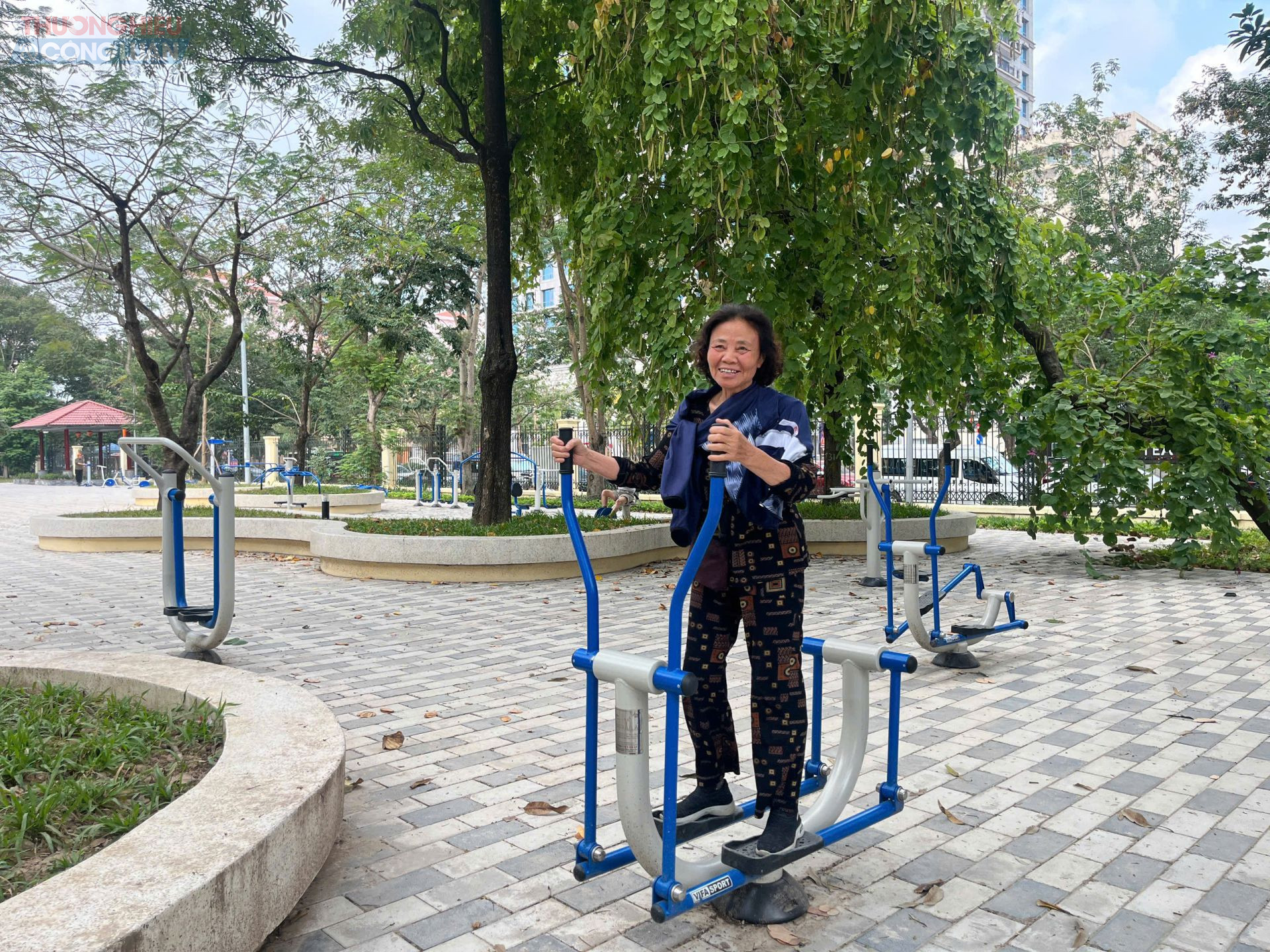 Khu tập luyện thể dục, thể thao ngo&agrave;i trời cũng được bổ sung th&ecirc;m nhiều dụng cụ, phục vụ đa dạng đối tượng người d&acirc;n, từ người cao tuổi đến thanh ni&ecirc;n.