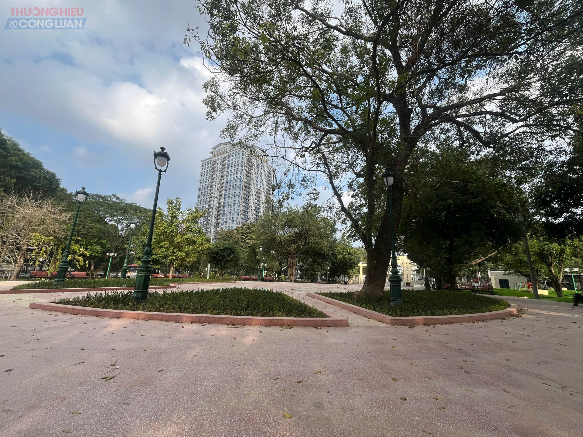 B&ecirc;n cạnh đ&oacute;, khu quảng trường trung t&acirc;m được thiết kế mở, l&aacute;t đ&aacute; đồng bộ, tạo kh&ocirc;ng gian sinh hoạt cộng đồng, tổ chức sự kiện v&agrave; c&aacute;c hoạt động ngo&agrave;i trời.