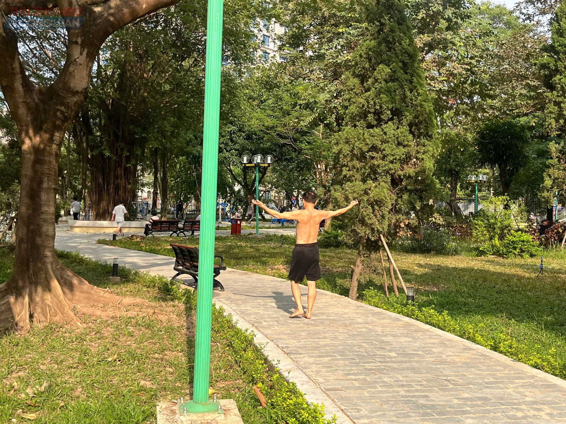 Những lối dạo bộ trong c&ocirc;ng vi&ecirc;n được l&aacute;t mới, chỉnh trang đồng bộ, mặt đường phẳng, rộng r&atilde;i, kết nối h&agrave;i h&ograve;a với c&aacute;c khu chức năng, tạo n&ecirc;n kh&ocirc;ng gian sạch đẹp, an to&agrave;n, thuận tiện cho người d&acirc;n tập thể dục, đi dạo, thư gi&atilde;n mỗi ng&agrave;y, đặc biệt v&agrave;o s&aacute;ng sớm v&agrave; buổi tối.