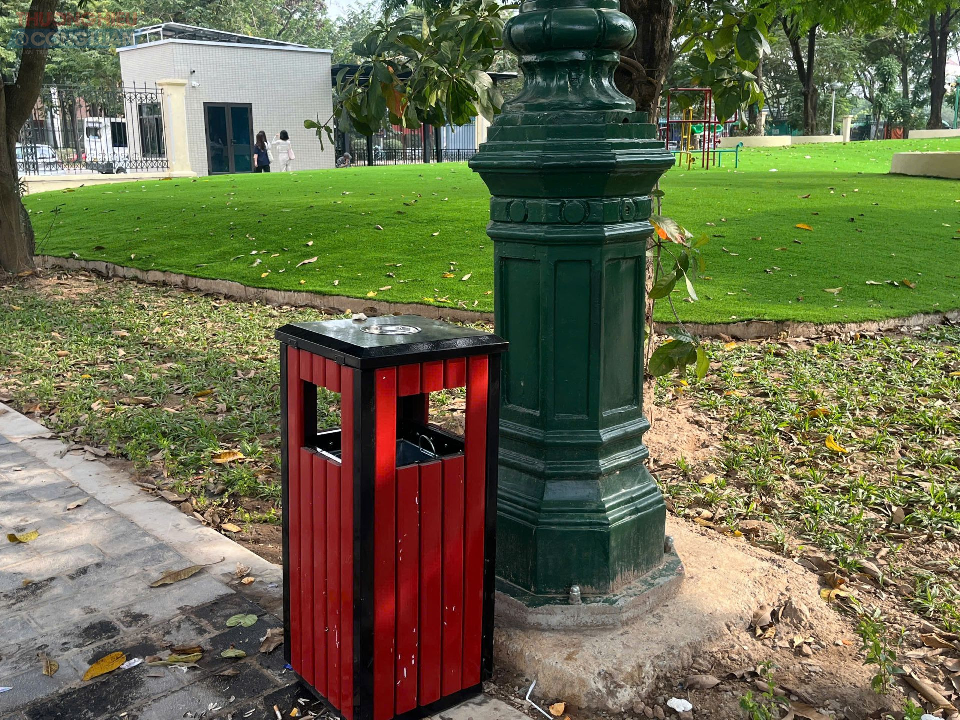 Nhiều hạng mục tiện &iacute;ch như th&ugrave;ng r&aacute;c, hệ thống chiếu s&aacute;ng, khu ch&ograve;i nghỉ g&oacute;p phần n&acirc;ng cao chất lượng kh&ocirc;ng gian sinh hoạt cộng đồng.