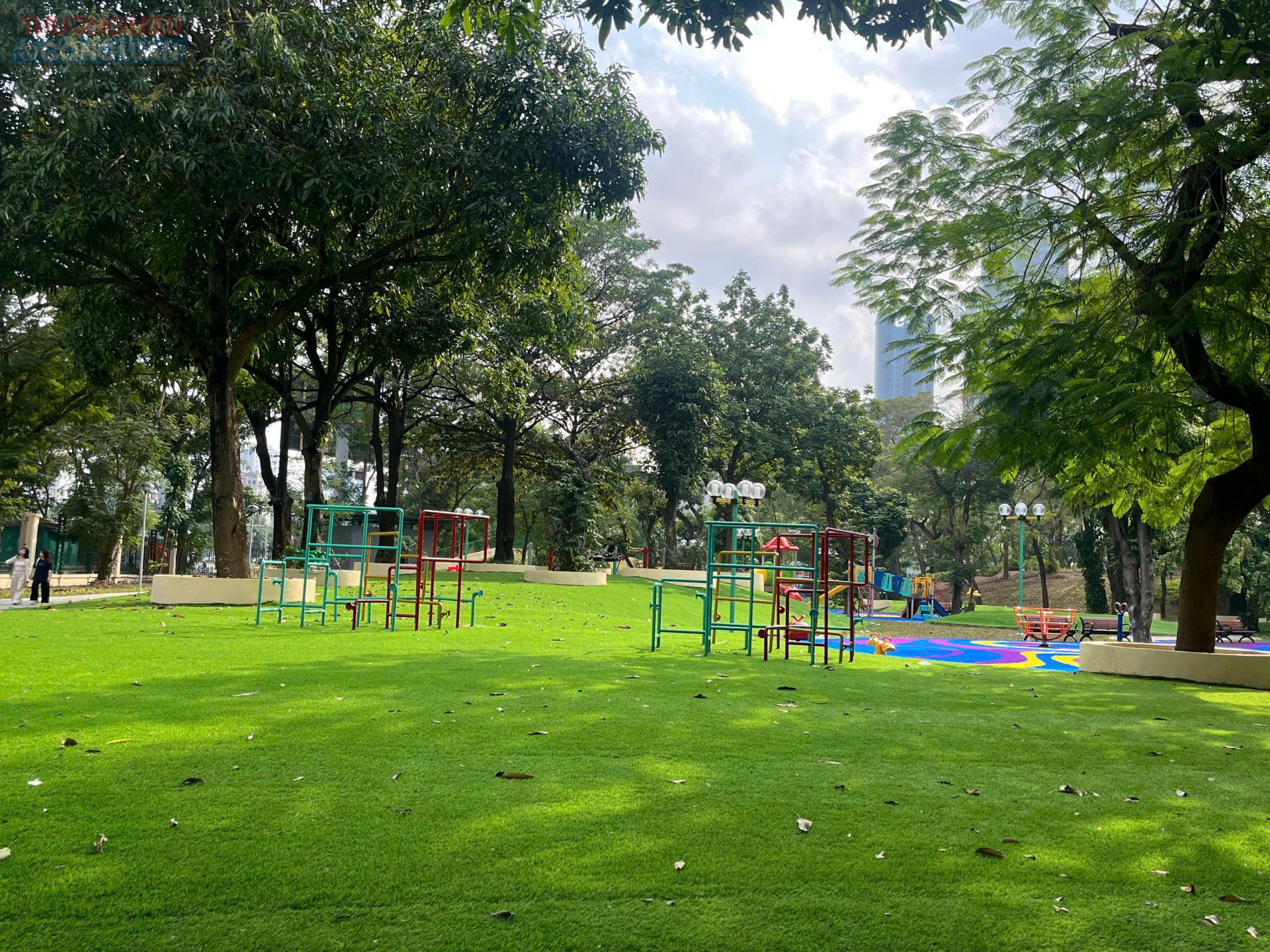 Sau gần 10 th&aacute;ng cải tạo, C&ocirc;ng vi&ecirc;n Nghĩa Đ&ocirc; (phường Nghĩa Đ&ocirc;, TP H&agrave; Nội) hiện l&ecirc;n với diện mạo khang trang, hiện đại, nhiều hạng mục đ&atilde; ho&agrave;n thiện, sẵn s&agrave;ng chờ ng&agrave;y mở cửa đ&oacute;n người d&acirc;n.