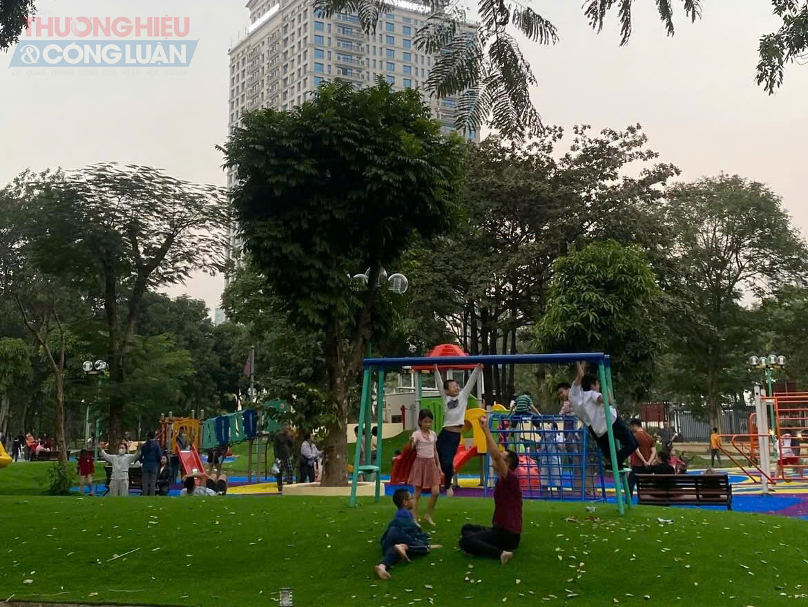 Trẻ em c&ugrave;ng bố mẹ vui đ&ugrave;a trong kh&ocirc;ng gian c&ocirc;ng vi&ecirc;n, tận hưởng bầu kh&ocirc;ng kh&iacute; trong l&agrave;nh, an to&agrave;n, tạo n&ecirc;n h&igrave;nh ảnh sinh động về một kh&ocirc;ng gian xanh th&acirc;n thiện, gắn kết gia đ&igrave;nh v&agrave; cộng đồng.