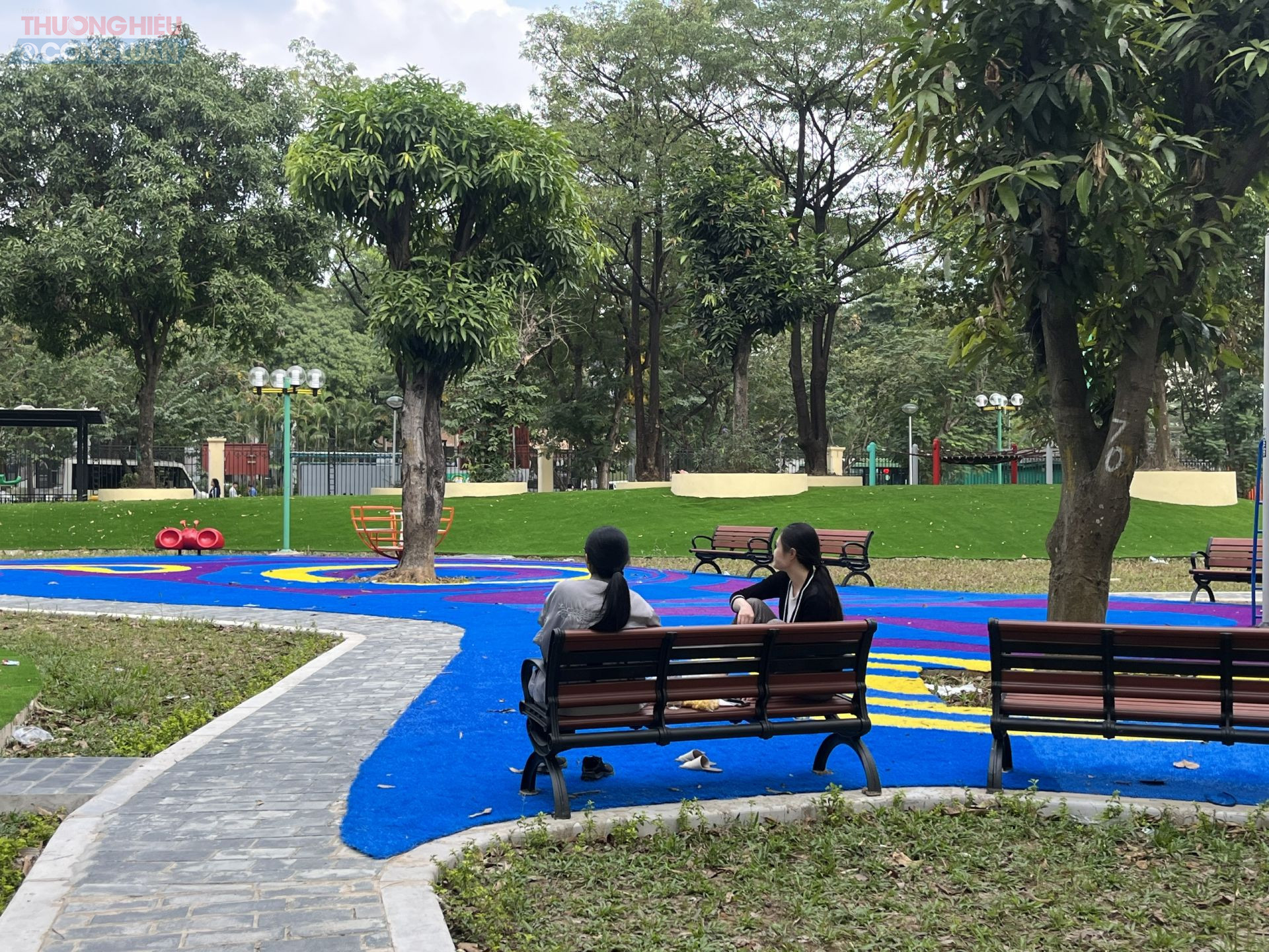 Nhiều người d&acirc;n sinh sống xung quanh b&agrave;y tỏ sự phấn khởi khi c&ocirc;ng vi&ecirc;n &ldquo;thay &aacute;o mới&rdquo;, kh&ocirc;ng gian trở n&ecirc;n khang trang, hiện đại hơn.