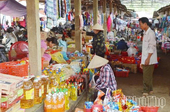 C&ugrave;ng với hệ thống si&ecirc;u thị, cửa h&agrave;ng tiện &iacute;ch, c&aacute;c chợ truyền thống tham gia t&iacute;ch cực v&agrave;o việc ph&acirc;n phối c&aacute;c mặt h&agrave;ng ti&ecirc;u d&ugrave;ng g&oacute;p phần giữ b&igrave;nh ổn gi&aacute; dịp cuối năm.