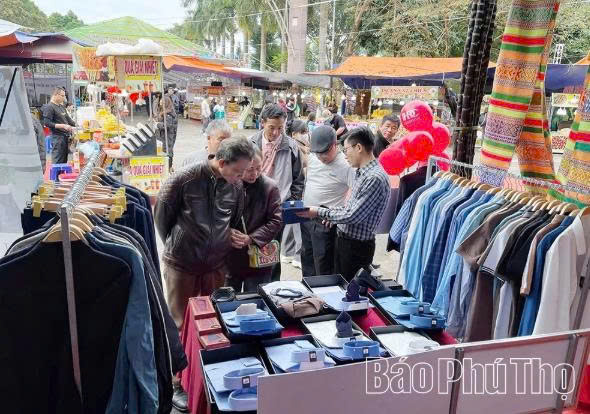 Th&ocirc;ng qua c&aacute;c chương tr&igrave;nh kết nối cung - cầu, nhiều doanh nghiệp đ&atilde; đưa sản phẩm về trưng b&agrave;y, b&aacute;n sản phẩm tại c&aacute;c hội chợ nhằm k&iacute;ch cầu, đưa h&agrave;ng Việt về n&ocirc;ng th&ocirc;n.