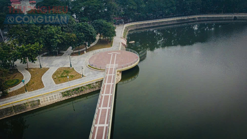 C&acirc;y cầu đi bộ h&igrave;nh c&acirc;y đ&agrave;n kh&ocirc;ng chỉ đ&oacute;ng vai tr&ograve; kết nối kh&ocirc;ng gian m&agrave; c&ograve;n hứa hẹn trở th&agrave;nh điểm check-in mới, thu h&uacute;t người d&acirc;n v&agrave; du kh&aacute;ch khi c&ocirc;ng vi&ecirc;n mở cửa trở lại.