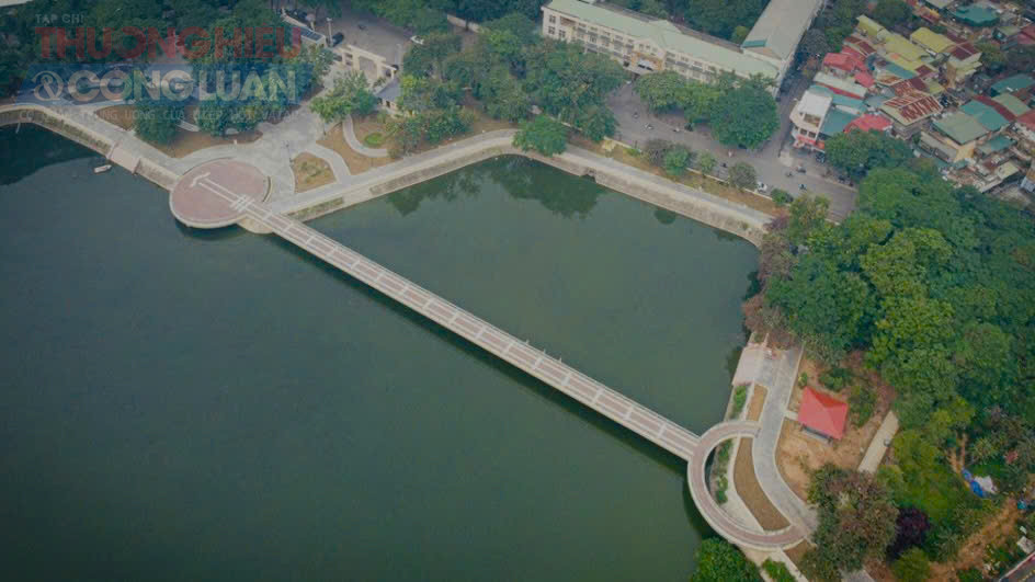 Điểm nhấn kiến tr&uacute;c nổi bật của dự &aacute;n l&agrave; c&acirc;y cầu đi bộ bắc qua hồ điều h&ograve;a, được thiết kế m&ocirc; phỏng h&igrave;nh d&aacute;ng c&acirc;y đ&agrave;n độc đ&aacute;o.