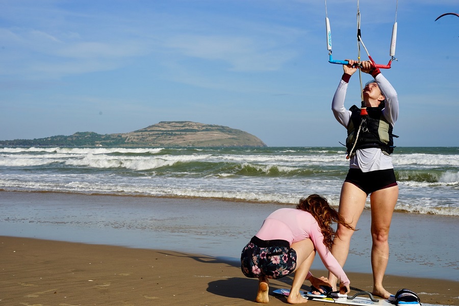 Với đam m&ecirc; bất tận c&aacute;c du kh&aacute;ch nữ rất phấn kh&iacute;ch với lướt v&aacute;n diều