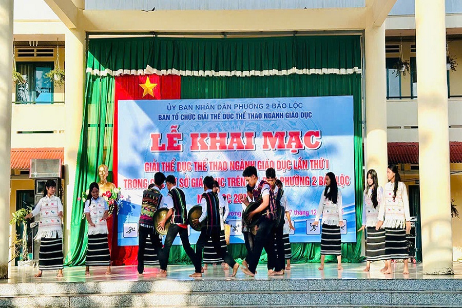 C&aacute;c tiết mục văn nghệ ch&agrave;o mừng lễ khai mạc giả TDTT