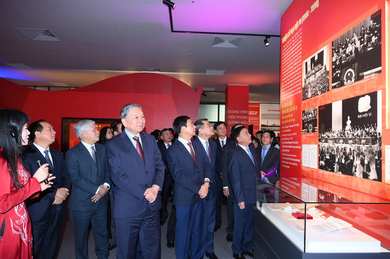 Tổng B&iacute; thư T&ocirc; L&acirc;m v&agrave; c&aacute;c đồng ch&iacute; l&atilde;nh đạo Đảng, Nh&agrave; nước tham quan triển l&atilde;m. (Ảnh ĐĂNG KHOA)