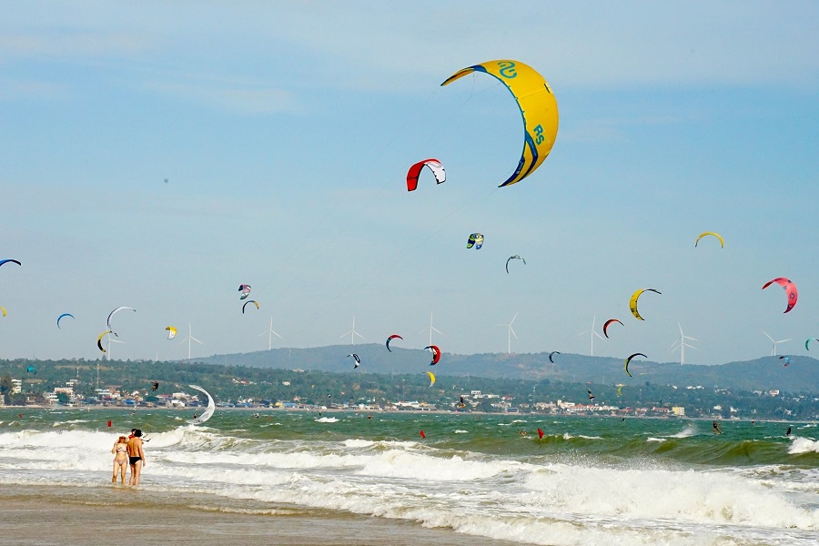 Những c&aacute;nh diều m&agrave;u sắc rực rỡ tr&ecirc;n biển Mũi N&eacute; (L&acirc;m Đồng)