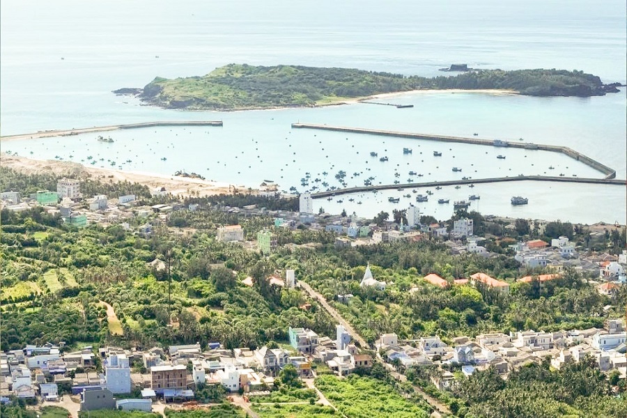 Ph&uacute; Qu&yacute; nh&igrave;n ra hướng biển