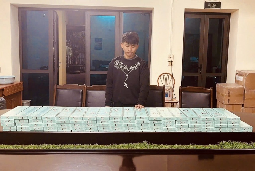 Lào Cai: Bắt giữ đối tượng vận chuyển hơn 900 bao thuốc lá nhập lậu