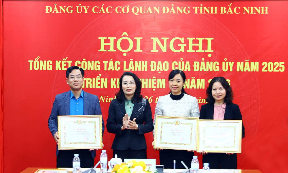 Đồng chí Phó Bí thư Thường trực Tỉnh ủy, Bí thư Đảng ủy Các cơ quan Đảng tỉnh khen thưởng các đảng viên tiêu biểu. Đồng chí Phó Bí thư Thường trực Tỉnh ủy, Bí thư Đảng ủy Các cơ quan Đảng tỉnh khen thưởng các đảng viên tiêu biểu.