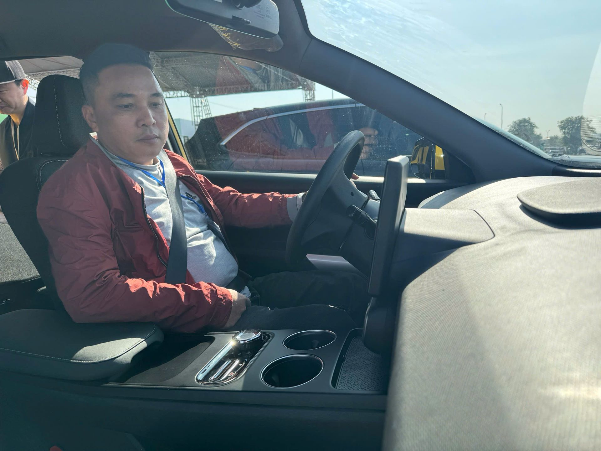 Anh Trần Sơn H&agrave; bị thuyết phục bởi sự rộng r&atilde;i, khả năng vận h&agrave;nh tốt v&agrave; chi ph&iacute; sử dụng qu&aacute; tiết kiệm của Limo Green