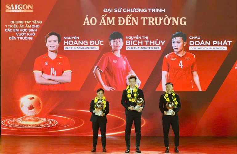 Ba cầu thủ xuất sắc nhất tại lễ trao giải: Nguyễn Ho&agrave;ng Đức, Nguyễn Thị B&iacute;ch Th&ugrave;y v&agrave; Ch&acirc;u Đo&agrave;n Ph&aacute;t cũng ch&iacute;nh l&agrave; ba đại sứ đồng h&agrave;nh c&ugrave;ng chương tr&igrave;nh thiện nguyện &ldquo;&Aacute;o ấm đến trường&rdquo; do B&aacute;o S&agrave;i G&ograve;n Giải Ph&oacute;ng ph&aacute;t động.