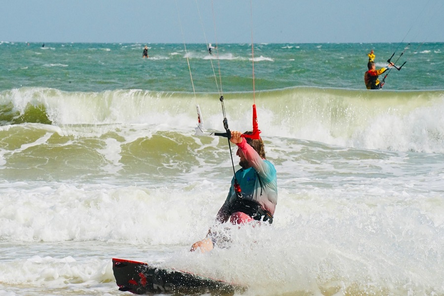 Người chơi điều khiển diều v&agrave; v&aacute;n chuy&ecirc;n dụng, tạo n&ecirc;n những m&agrave;n tr&igrave;nh diễn đẹp mắt tr&ecirc;n mặt nước