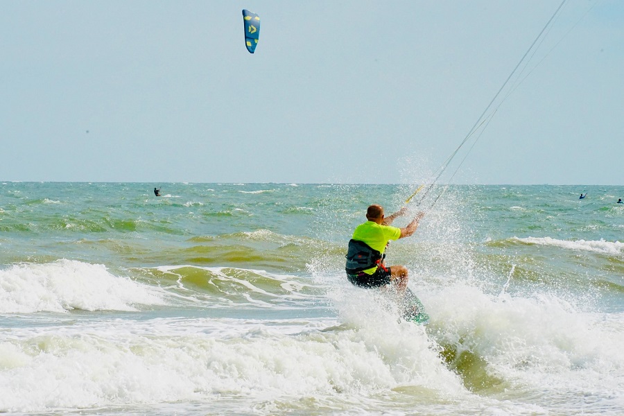 Với cảm gi&aacute;c lướt tr&ecirc;n những con s&oacute;ng l&agrave; niềm đam m&ecirc; bất tận của c&aacute;c vận động vi&ecirc;n chuy&ecirc;n nghiệp v&agrave; kh&ocirc;ng chuy&ecirc;n