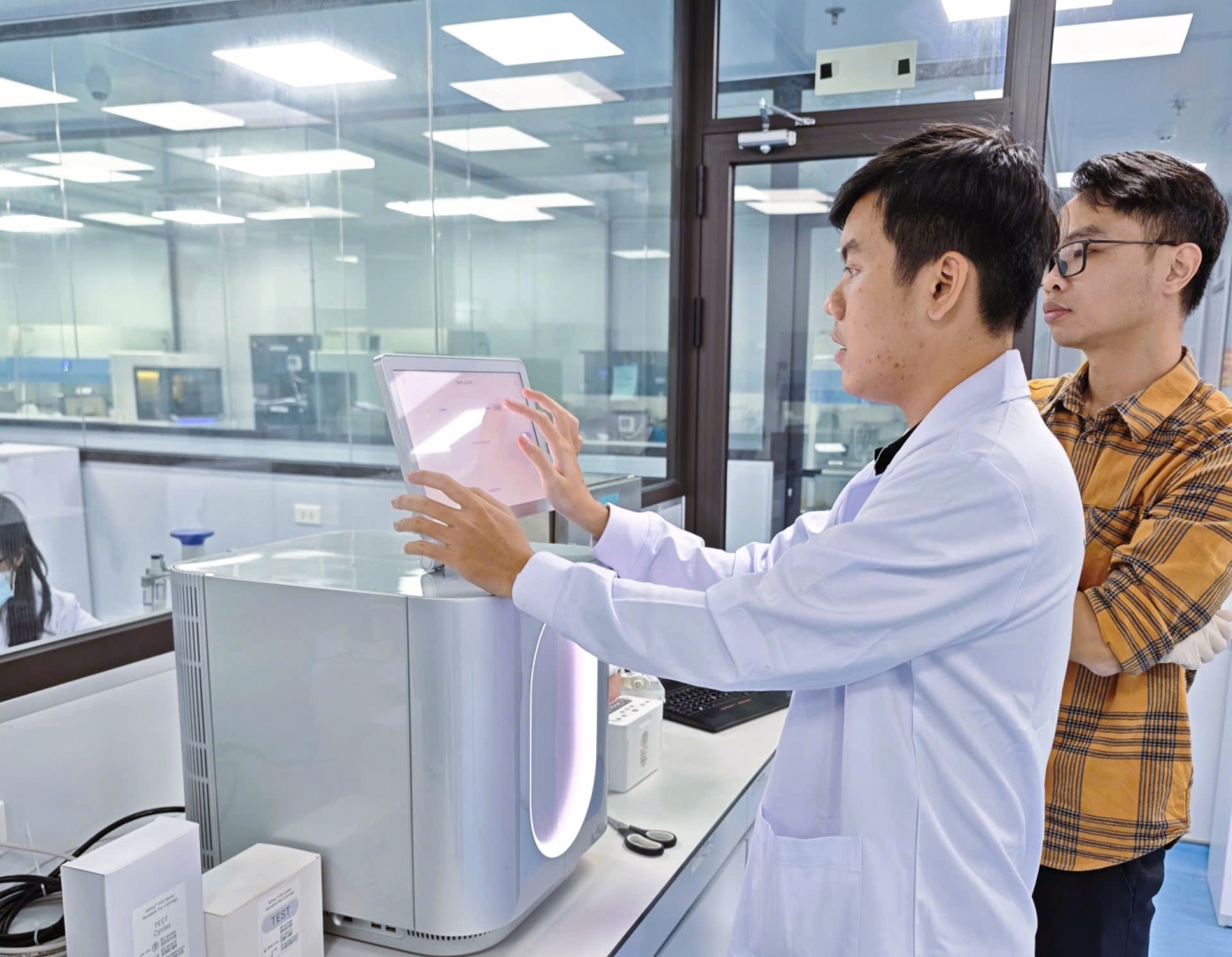 Eurofins GENTIS - Tiên phong triển khai công nghệ giải trình tự gen thế hệ mới MiSeq i100 Plus tại Việt Nam