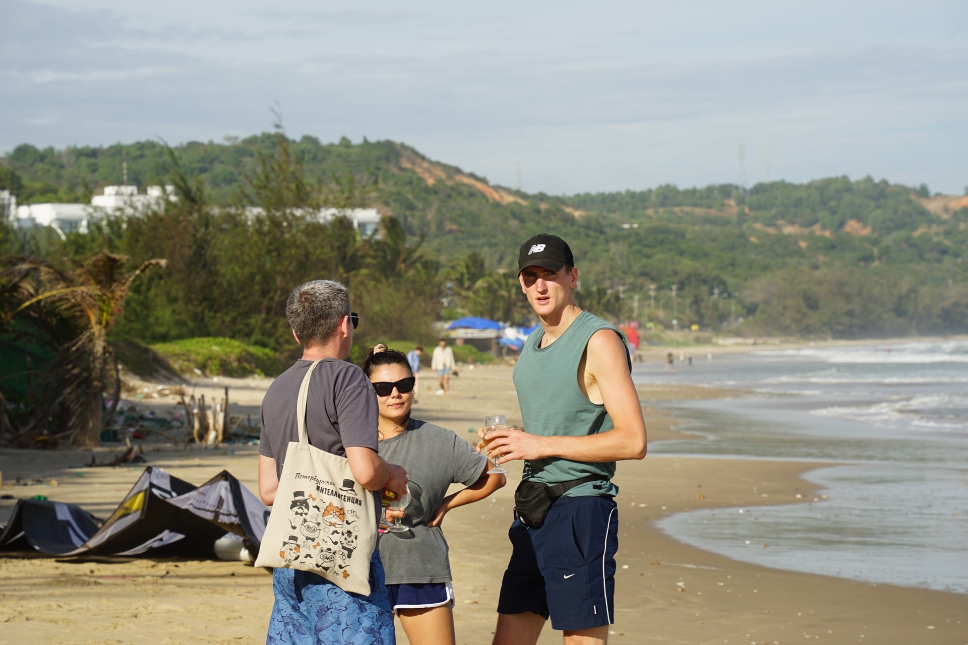 Du kh&aacute;ch kh&ocirc;ng chỉ nghỉ dưỡng m&agrave; c&ograve;n c&oacute; thể c&ugrave;ng nhau uống rượu vang v&agrave; thưởng thức lướt v&aacute;n diều