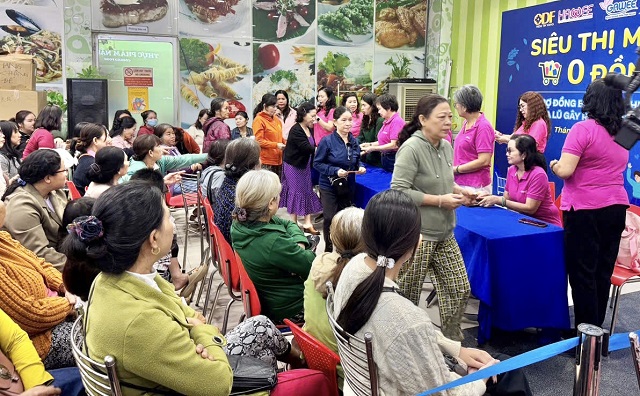 C&aacute;c hộ gia đ&igrave;nh nhận phiếu CoopMart. Ảnh: L-A-Vy