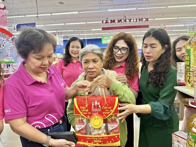 B&agrave; Cao Thị Ngọc Dung (b&igrave;a tr&aacute;i) c&ugrave;ng l&atilde;nh đạo GAWEE, l&atilde;nh đạo v&agrave; Hội Li&ecirc;n hiệp Phụ nữ tỉnh Gia Lai trao qu&agrave; cho đồng b&agrave;o v&ugrave;ng b&atilde;o lũ. Ảnh: &Aacute;nh Vy