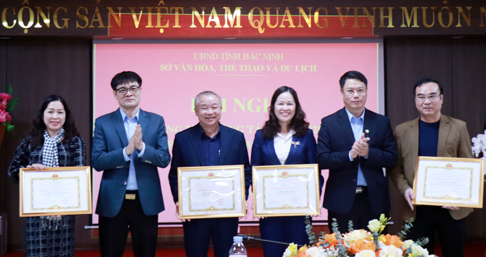 C&aacute;c tập thể, c&aacute; nh&acirc;n c&oacute; th&agrave;nh t&iacute;ch xuất sắc được khen thưởng.