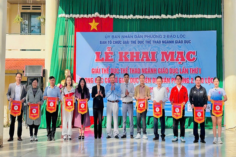 BTC trao cờ lưu niệm cho c&aacute;c đơn vị tham gia