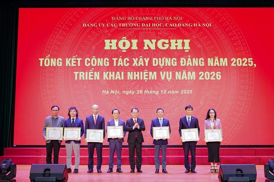 Học viện Nông nghiệp Việt Nam và Giám đốc Nguyễn Thị Lan nhận Bằng khen của Đảng ủy các trường cao đẳng, đại học Hà Nội