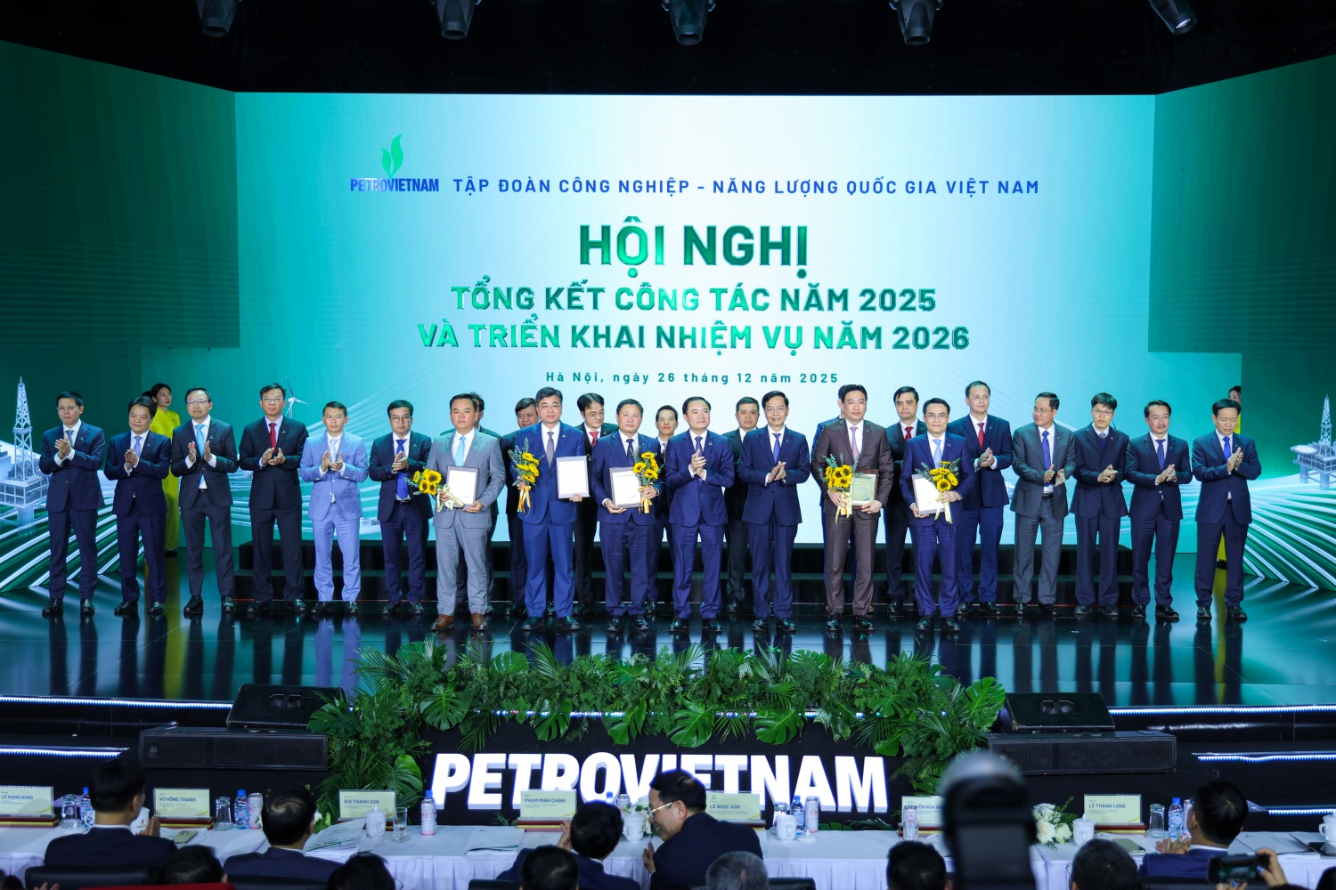 L&atilde;nh đạo Petrovietnam vinh danh 5 đơn vị đạt danh hiệu &ldquo;Ngọn lửa xanh ti&ecirc;n phong&rdquo;, danh hiệu xuất sắc nhất