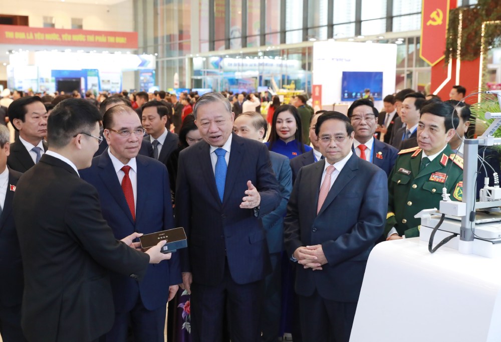Tổng B&iacute; thư T&ocirc; L&acirc;m, nguy&ecirc;n Tổng B&iacute; thư N&ocirc;ng Đức Mạnh, Thủ tướng Ch&iacute;nh phủ Phạm Minh Ch&iacute;nh, Bộ trưởng Bộ Quốc ph&ograve;ng Phan Văn Giang thăm quan khu trưng b&agrave;y c&aacute;c sản phẩm tại đại hội.